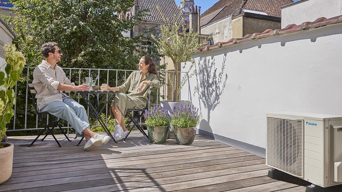 Daikin airconditioning met twee mensen
